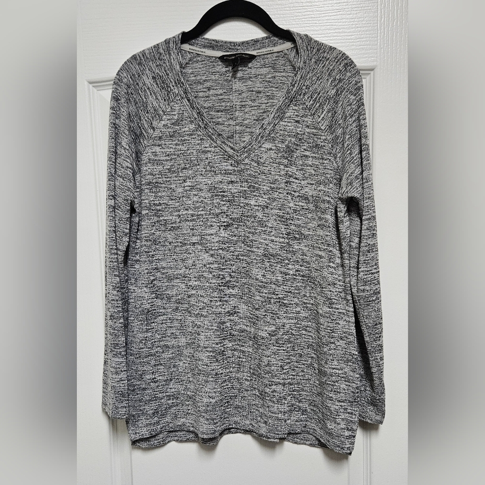 Banana Republic Heathered Black and White Long Sleeve V-Neck Top. - Picture 5 of 7